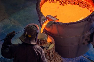 Erimiş metalin yoğunluğunu kontrol etmenin eski yolu yüzeyde yüzen tuğlalardır. işçi ve metal