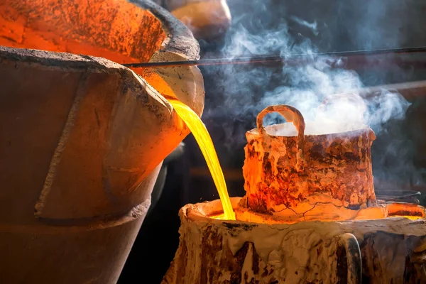 Processo Despejar Metal Molde Uma Cuba Fumaça Fuligem Produção — Fotografia de Stock