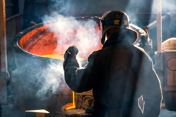 Operaio Fonderia Metalli Leghe Impianto Metallurgico Vista Posteriore Fumo Dal — Foto Stock