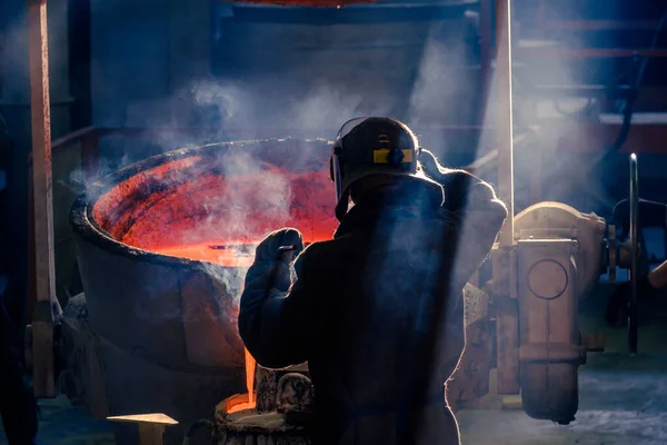 Kadzie Stopionym Czerwonym Metalem Pracownikiem Dymie Widok Tyłu Ciężka Praca — Zdjęcie stockowe