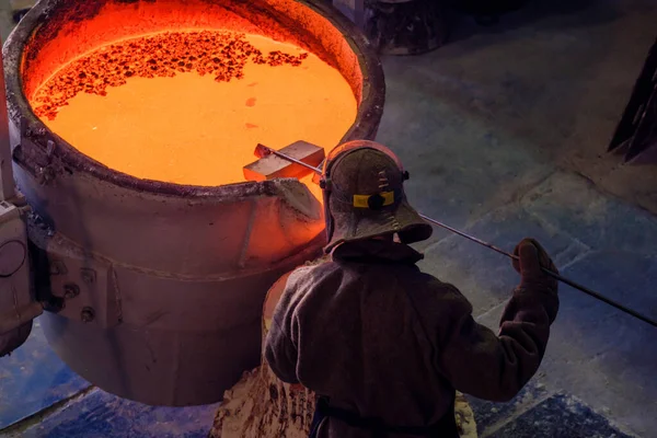 Bovenaanzicht Van Een Vat Met Rood Gesmolten Metaal Een Werknemer — Stockfoto