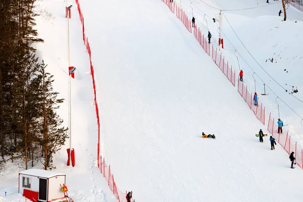 Gevallen Skiër Omheinde Skipiste Minimalisme Winter — Stockfoto