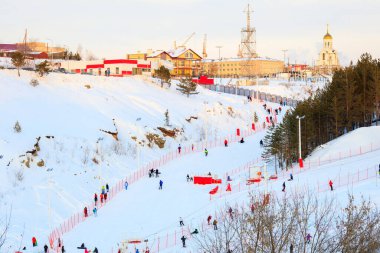 Yeni başlayanlar için kayak pistinde bir sürü insan var. Kamensk, Rusya - 30 Ocak 2021
