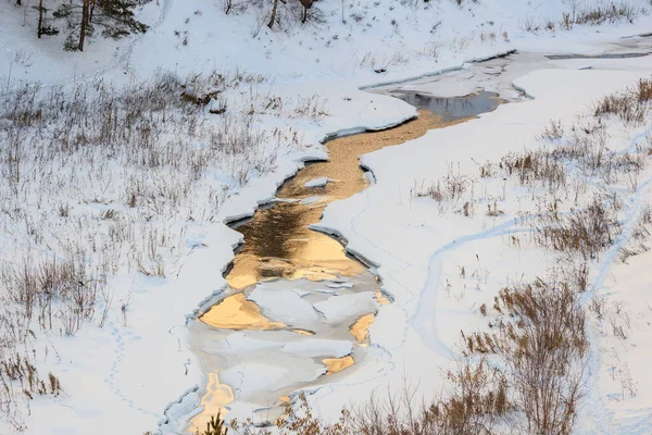 Ein Aufgetauter Fluss Mitten Winter Eisfreie Gebiete Der Fluss Fließt — Stockfoto