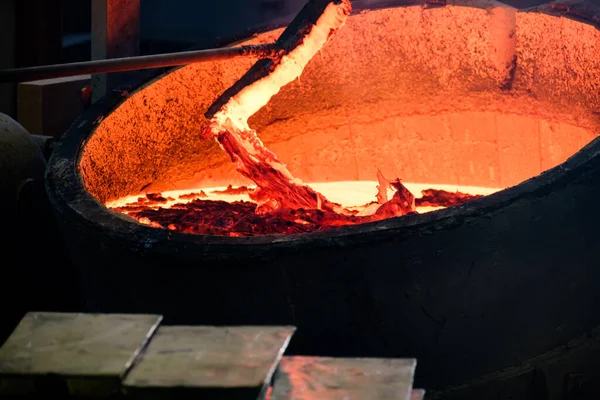 Poste Foi Empurrado Para Caldeirão Com Metal Fundido Qual Metal — Fotografia de Stock