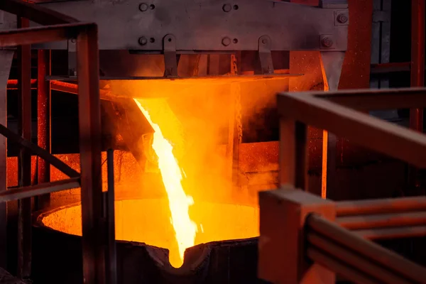 Metallo Fuso Entra Nel Vaso Fusione Attraverso Uno Scivolo Metallo — Foto Stock