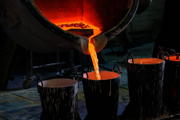 Proces Wlewania Gorącego Metalu Specjalne Formy Dużego Pojemnika Małego Czerwony — Zdjęcie stockowe