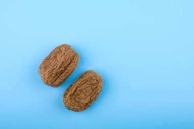 Erkek testislerine benzeyen iki buruşuk kivi. Erkeklerin sağlığıyla ilgilenmek