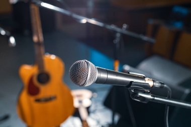 Sahne performanstan önce mikrofon ve müzik aletleriyle dolu. Müzisyenleri bekliyor.