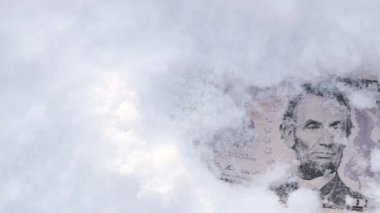 Beş dolar karda soğuktan titriyor, sert kış, tasarrufların dondurulması.