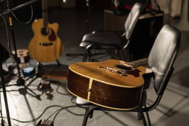 Müzisyensiz müzik aletleri sahnede. Konser iptali boş sahne enstrümanları