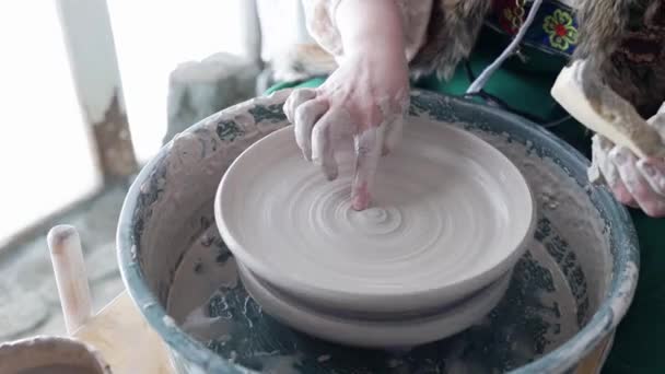陶芸の工房で働く師匠 車輪と粘土を回転させ — ストック動画