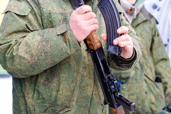 Bir askeri koça ait makineden bir dükkan. Makinenin bir süreliğine sökülmesi