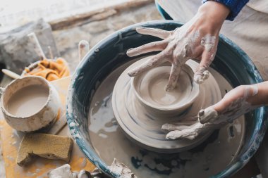 Çömlekçiye göre tabağı düzleştirme işlemi. Çömlekçinin parmağı tabağın yüzeyinde kayar. çalışma süreci