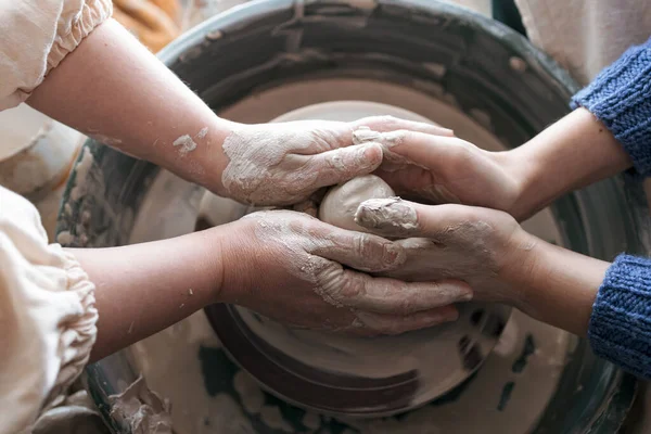 Les Mains Formateur Guident Débutant Création Produits Argile Essai Cours — Photo