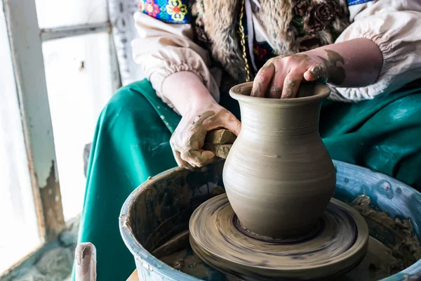 Making Clay Jug Potter Wheel Potter Dressed Traditional Slavic Clothing — Stock Photo, Image