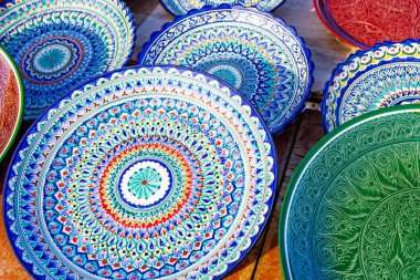 Tabaklarda Orta Asya 'nın ulusal deseni. İnce desenli bir tabakta