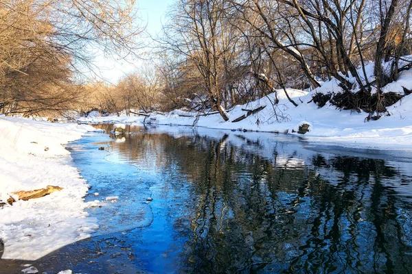 Winterlandschaft Der Fluss Und Die Kahlen Bäume Ufer Der Winterfluss — Stockfoto