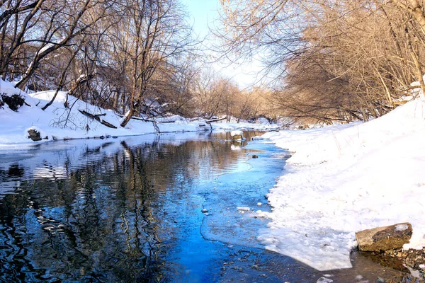 Winterlandschaft Des Flusses Mit Schnee Ufer Kahle Bäume Ufer Des — Stockfoto