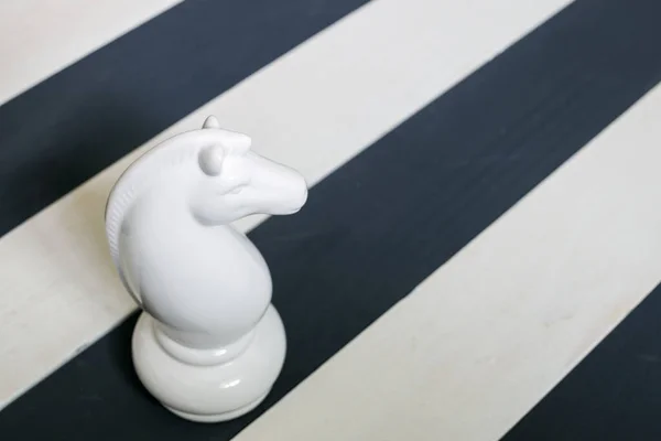 Білий Шаховий Кінь Кераміки Смугастій Поверхні Абстрактний Фон Дивна Гра — стокове фото
