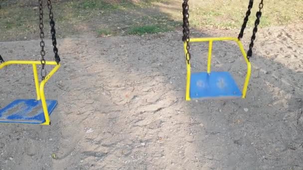 Leere Schaukel Auf Dem Spielplatz Das Kind Verirrte Sich Und — Stockvideo