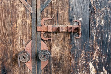 Kapı kolları ve eski kapının sürgüleri. Kapıda tarih var. Eski kapının sürgüsü