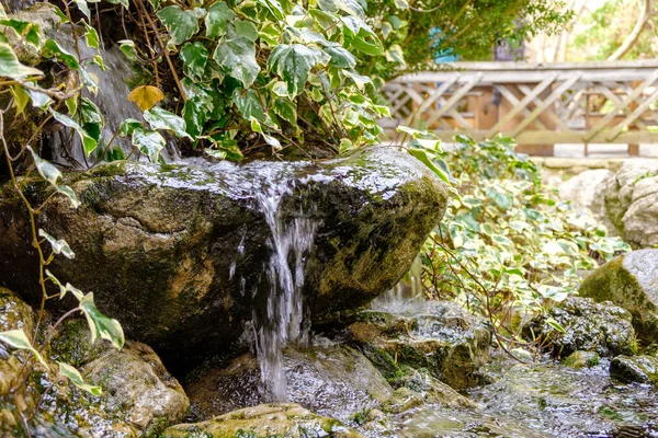 Bahçedeki Dekoratif Bir Şelaleden Akar Doğaçlama Şelale Taşlar — Stok fotoğraf