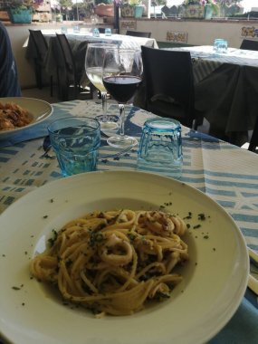 Mavi üzerine makarna.