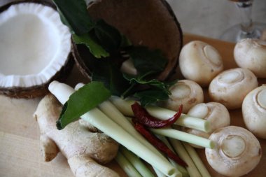 Kesme tahtasındaki mantarlar ve Asya baharatları