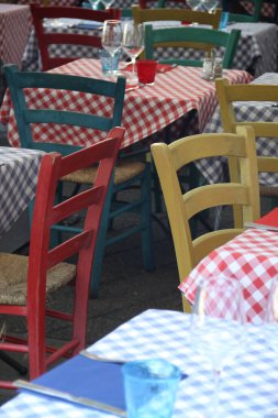 Restoranda renkli masalar ve sandalyeler