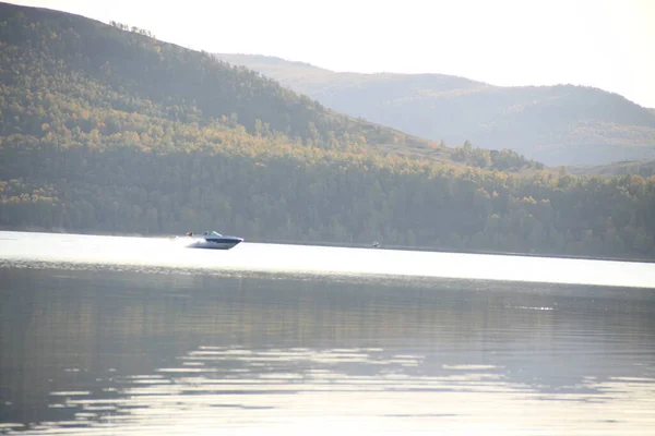 鏡湖のスピードボート — ストック写真