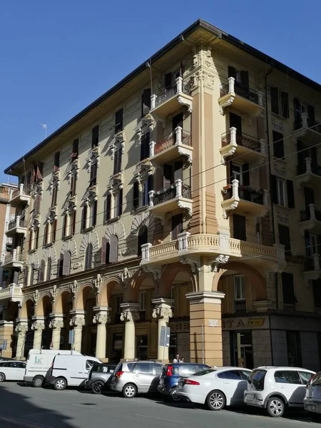 Rue Ensoleillée Dans Ville Italienne — Photo