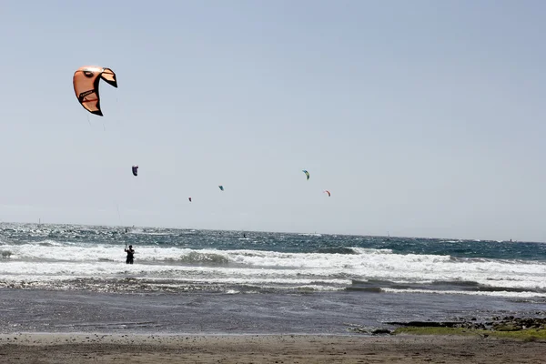Kitesurfing - El Medano beach - Island of Tenerife - Canary Isla — Stock Photo, Image