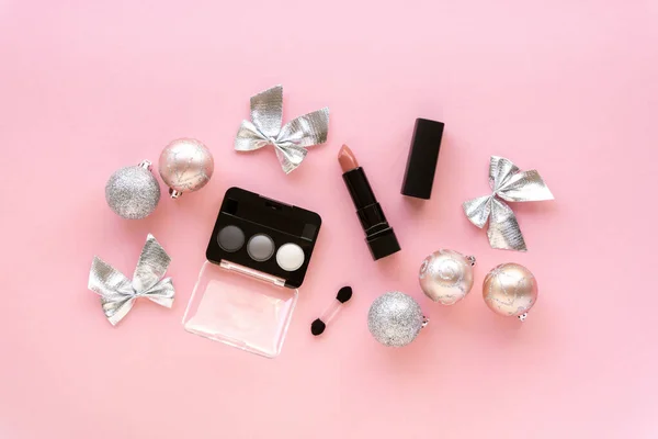 Natal Ano Novo Flat Lay Produtos Maquiagem Decorações Paleta Sombra — Fotografia de Stock