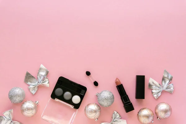 Natal Ano Novo Flat Lay Produtos Maquiagem Decorações Paleta Sombra — Fotografia de Stock