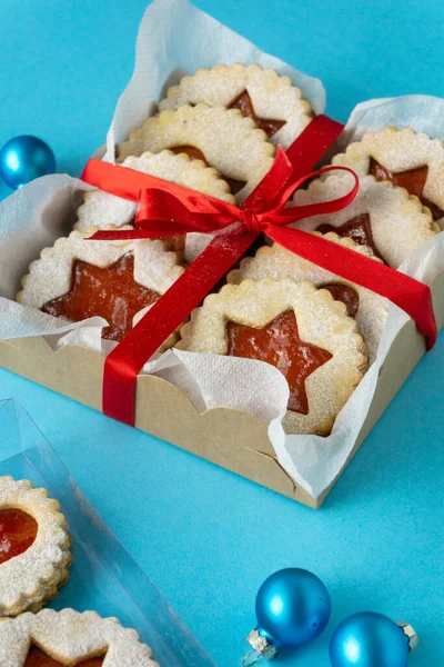 Hagyományos Karácsonyi Linzer Cookie Lekvárral Ajándékdobozban Kék Háttér — Stock Fotó