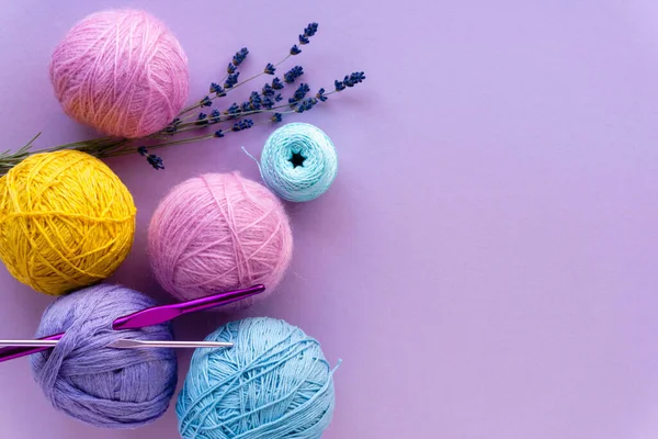 Pose Plate Boules Fil Coloré Pour Crocheter Avec Lavande Sur — Photo