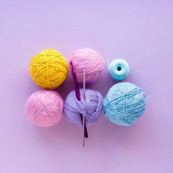 Balles Fil Couleur Pour Crocheter Sur Fond Lilas Vue Dessus — Photo