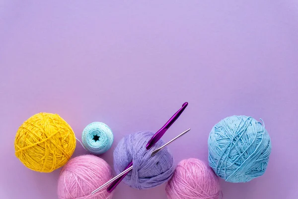 Balles Fil Couleur Pour Crocheter Sur Fond Lilas Vue Dessus — Photo