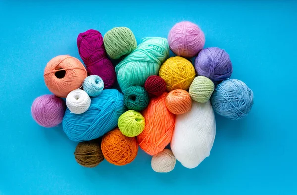 Varias Bolas Hilo Colores Sobre Fondo Azul Hilos Para Tejer — Foto de Stock