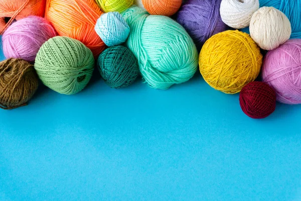 Différentes Boules Fil Couleur Sur Fond Bleu Fils Pour Crochet — Photo