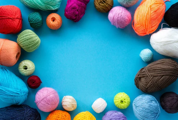 Plat Breien Diverse Gekleurde Bollen Garen Een Blauwe Achtergrond Ruimte — Stockfoto