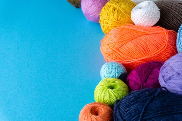 Diverse Gekleurde Bollen Garen Een Blauwe Achtergrond Draad Voor Het — Stockfoto