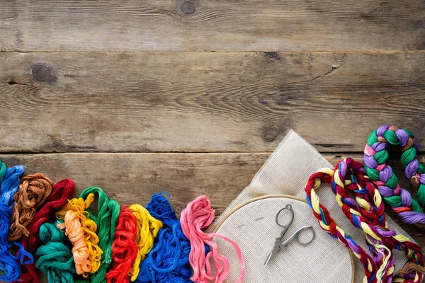 Artikelen Voor Borduurwerk Hoop Kleurrijke Flosdraden Canvas Oude Houten Ondergrond — Stockfoto