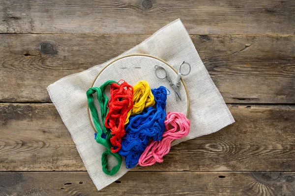 Artikelen Voor Borduurwerk Hoop Kleurrijke Flosdraden Canvas Oude Houten Ondergrond — Stockfoto