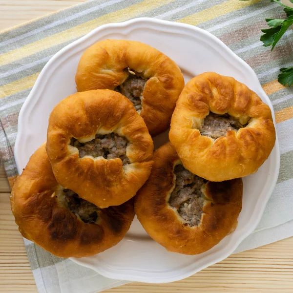 Geleneksel Tatar ve Bashkir çanağı belyashi. Kıyma ve soğanlı kızarmış turtalar.