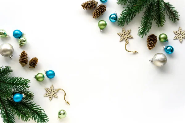 Ferienwohnung Lag Dekoration Weihnachtsspielzeug Tannenzapfen Und Tannenzweige Auf Weißem Hintergrund Stockbild