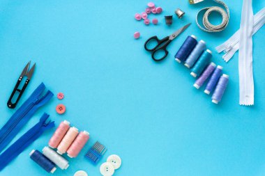 Terzi için düz aksesuarlar. Mavi arkaplanda dikiş malzemeleri seti, telif alanı