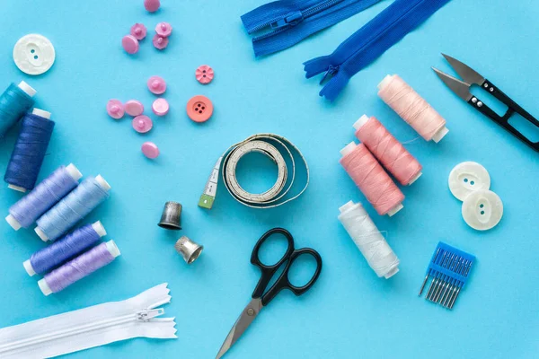 テーラーメイドのためのアクセサリーのフラットレイアウト 青を基調とした縫製用品のセット — ストック写真
