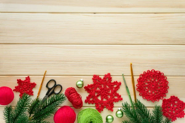 Weihnachtsflach Lagen Gegenstände Für Handarbeiten Gestrickte Schneeflocken Fäden Und Haken lizenzfreie Stockbilder